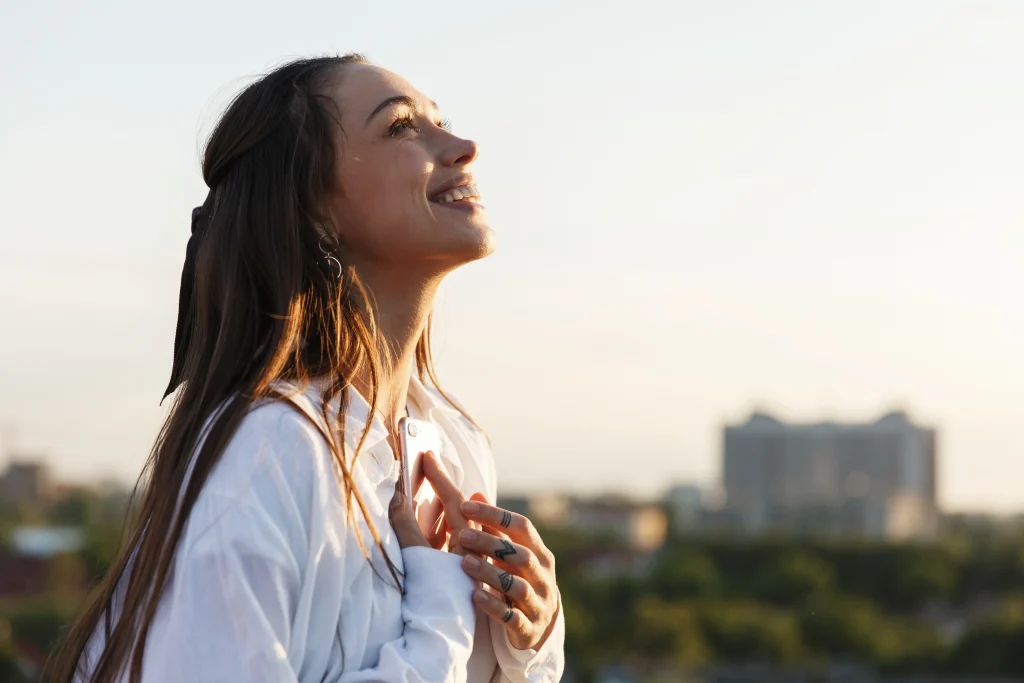 Jovem feliz ao sonhar com o céu, o paraíso.
